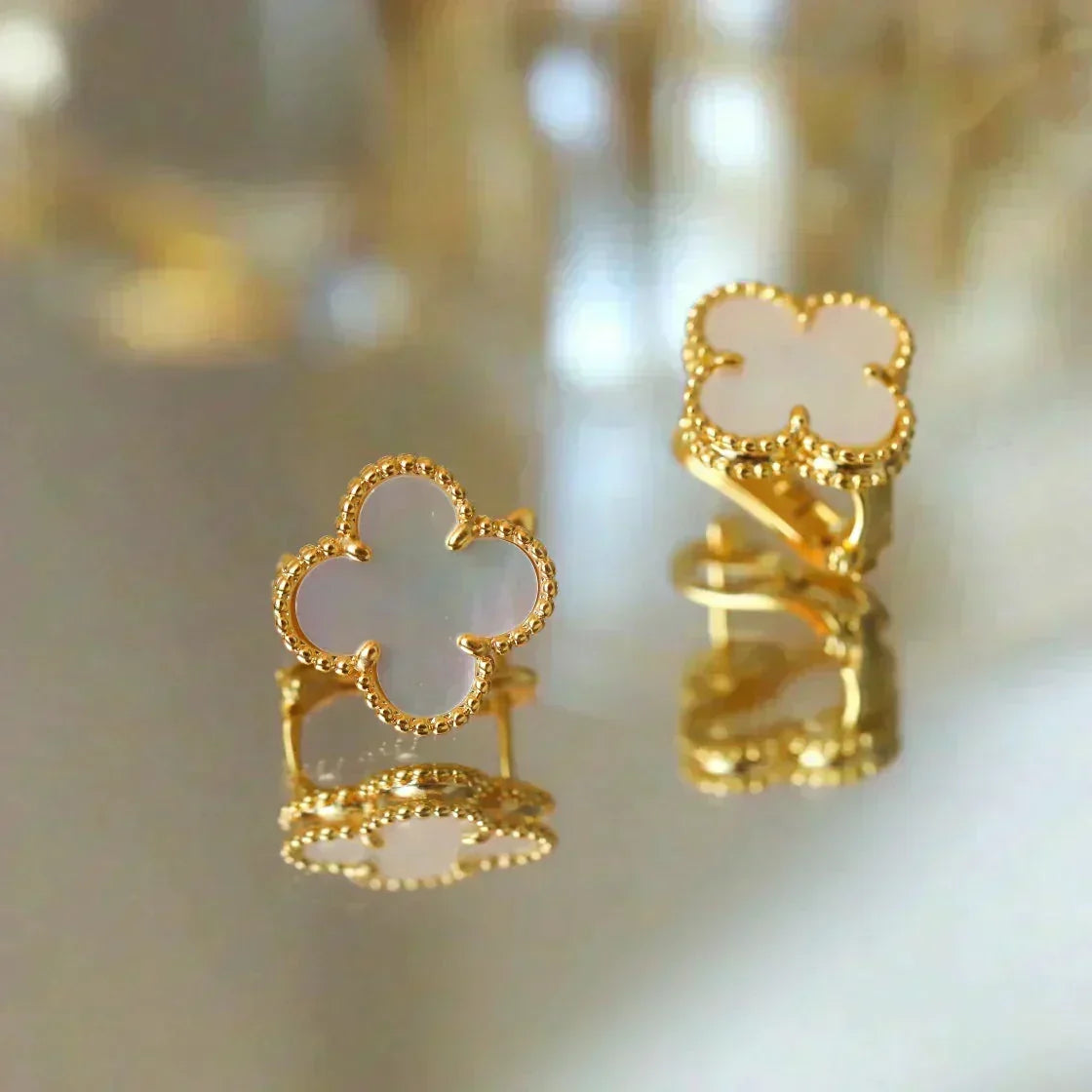 [Marins]CLOVER MEDIUM 1 MOTIFS  WHITE MOP STUD EARRINGS