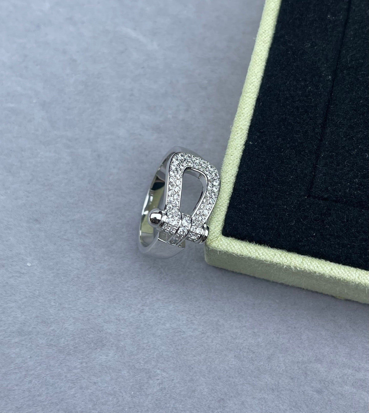 [Marins]Wide Hoof-Shaped Diamond-Studded Ring