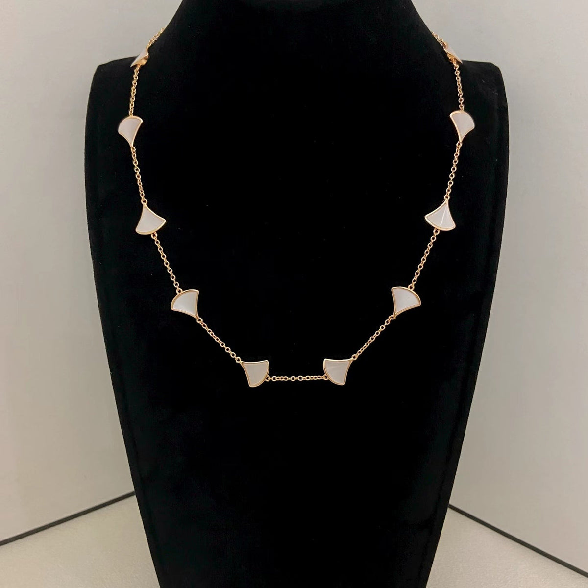[Marins]NEW ARRIVAL: TEN-FLOWER DRESS AND GOLD NECKLACE