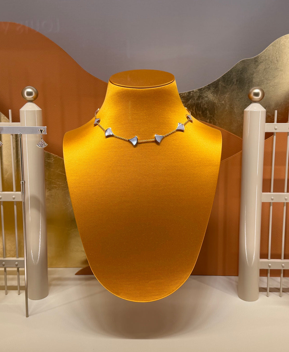 [Marins]NEW ARRIVAL: TEN-FLOWER DRESS AND GOLD NECKLACE