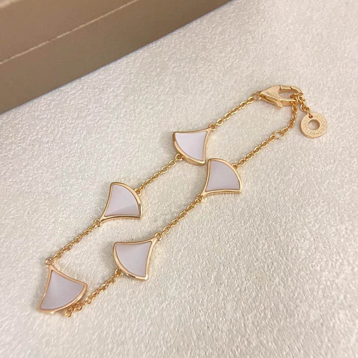 [Marins]NEW FLORAL SKIRT AND GOLD BRACELET