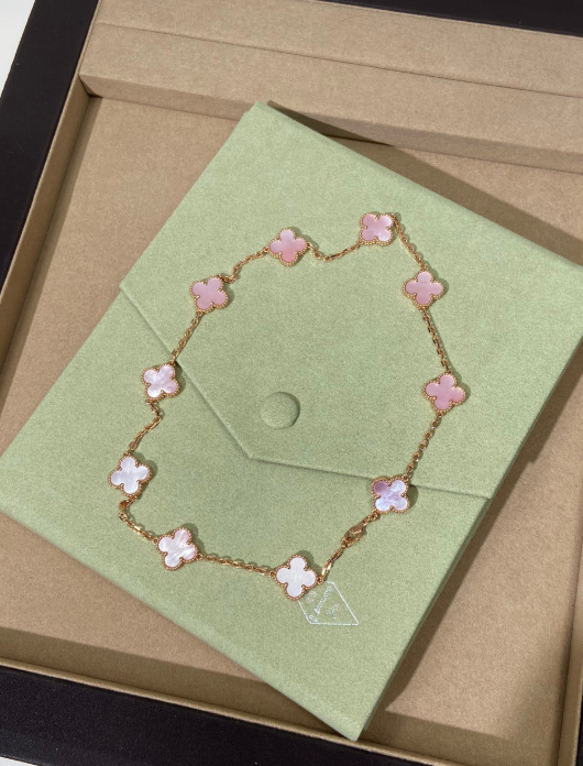 [Marins Jewellery] Pink Necklace with Ten Clover Designs
